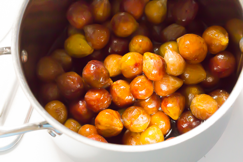 figs and honey in a pot