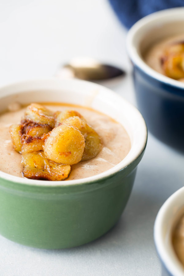 honey and cinnamon pudding with caramelized bananas